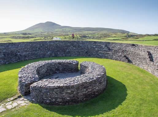 File:Inside Cahergall Stone Fort.jpg - Wikimedia Commons