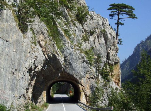 File:Road nr 4 in Montenegro (Tara canyon).JPG - Wikimedia Commons