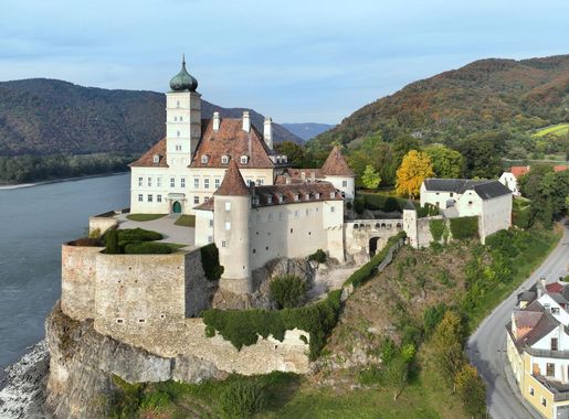 File:Schönbühel - Schloss (b).JPG - Wikimedia Commons
