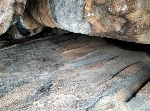 File:Panch pandavar padukkai keelapatti near vikramangalam.jpg - Wikimedia  Commons