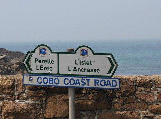 File:Cobo coast road Castel Guernsey.jpg - Wikimedia Commons