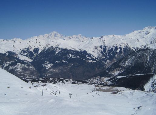 File:Altiport de Courchevel et panorama.jpg - Wikimedia Commons