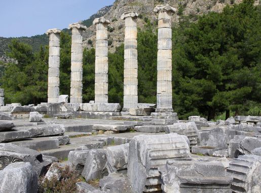 File:Temple of Athena at Priene.jpg - Wikimedia Commons