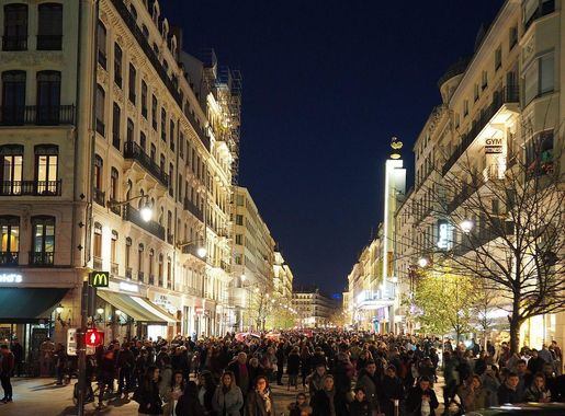 File:Rue de la République à Lyon, illuminations nocturnes.jpg - Wikimedia  Commons