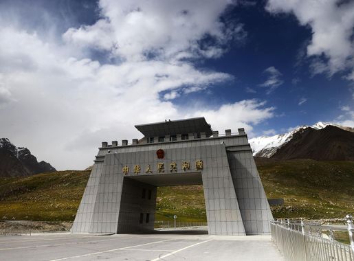File:Monument of Khunjerab Pass at Pak-China border on Karakoram  Highway.jpg - Wikimedia Commons