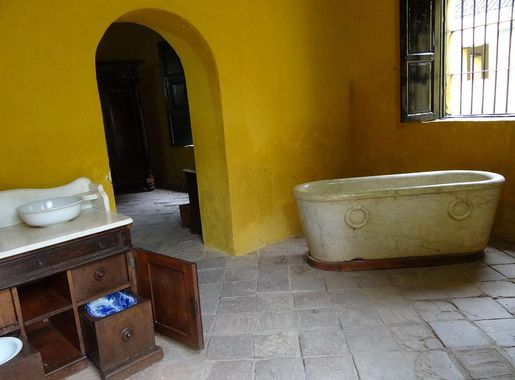 File:Bañera que utilizó Simón Bolívar. Quinta de San Pedro Alejandrino.  Santa Marta. Colombia.JPG - Wikimedia Commons