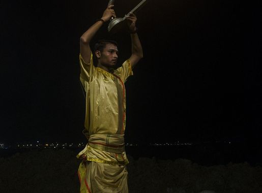 File:Evening Ganga Aarti Assi Ghat, Varanasi 8.jpg - Wikimedia Commons