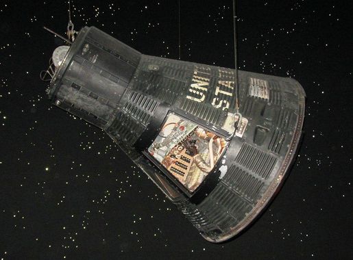 Imachen:MA-9 Faith 7 Space Center Houston, Houston, TX.JPG - Biquipedia, a  enciclopedia libre