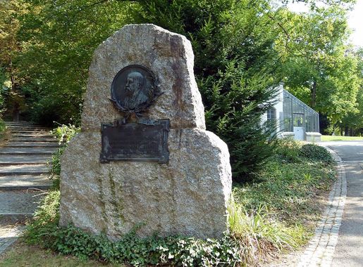 File:Gottlieb-Daimler-Denkmal Bad Cannstatt 1.JPG - Wikimedia Commons