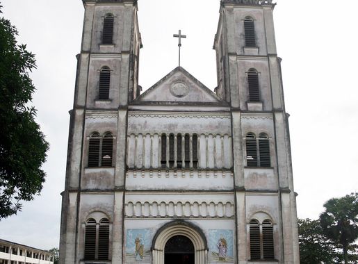 Fichier:Cathédrale Saint Pierre & Paul par SM.jpg — Wikipédia
