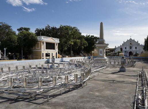 File:Rizal statue and fountains at Plaza Salcedo Vigan Ilocos Sur.jpg -  Wikimedia Commons
