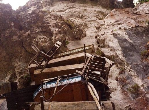 File:Close up shot Sagada Hanging Coffins.jpg - Wikimedia Commons