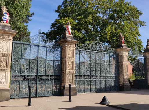 File:Gates to Hatfield House, from the North.jpg - Wikimedia Commons