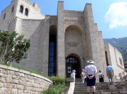 File:07Albanien Kruje Museum01.jpg - Wikimedia Commons