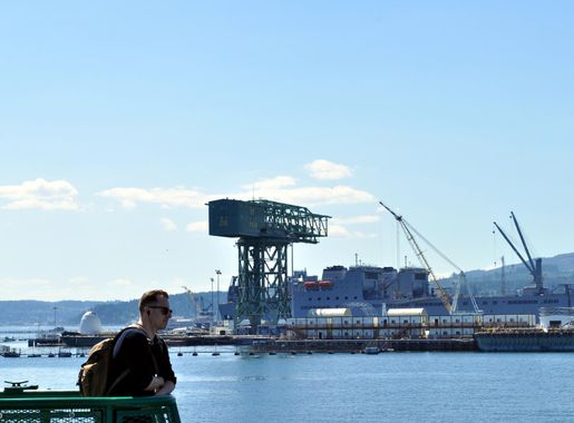 File:Puget Sound Naval Shipyard from the water, featuring hammerhead crane  03.jpg - Wikimedia Commons