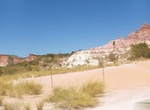 File:Le Cirque Rouge de Mahajanga.jpg - Wikimedia Commons