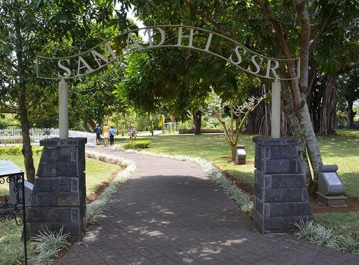 File:Pamplemousses, Sir Seewoosagur Ramgoolam Botanical Garden, Samadhi Seewoosagur  Ramgoolam (1).JPG - Wikimedia Commons