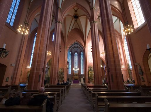 File:Frankfurt Am Main-St Bartholomaeus-Mittelschiff-Blick nach Osten.jpg -  Wikimedia Commons