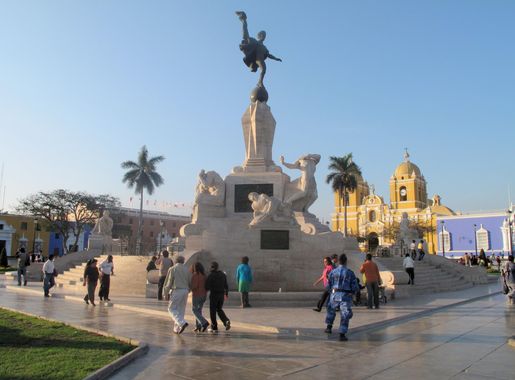 File:Plaza de Armas con piletas (Trujillo, Peru).jpg - Wikipedia