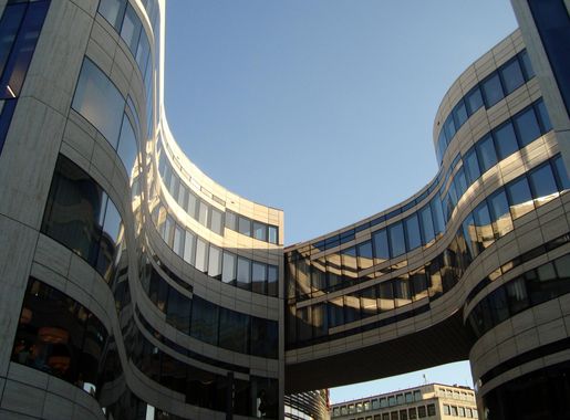 File:Kö-Bogen Düsseldorf, Dezember 2013 DSC05573.JPG - Wikimedia Commons