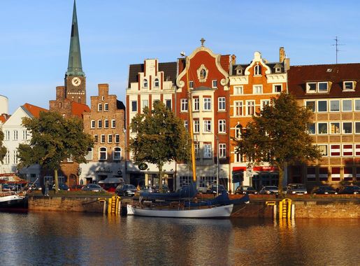 File:Lubeck.The view to the river Trave the Old Town from the east.jpg -  Wikimedia Commons