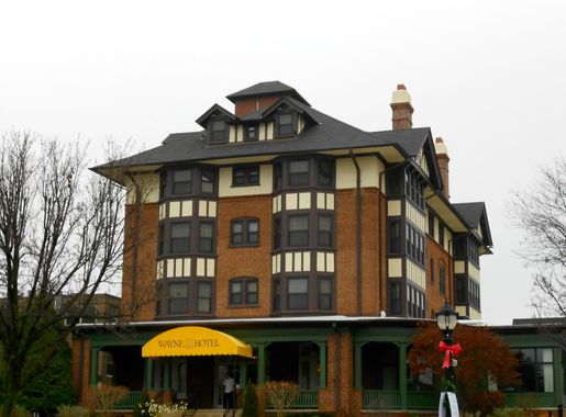 File:Wayne Hotel Wayne PA a.JPG - Wikimedia Commons