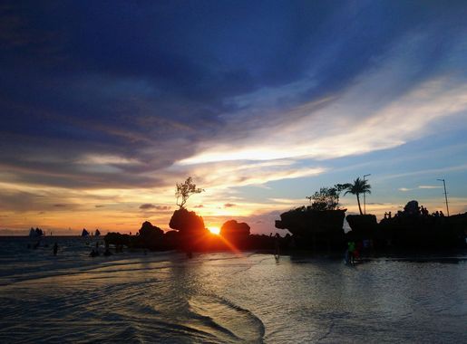 File:Sunset Boracay's Rock Willy's Beach Resort Philippines.jpg - Wikimedia  Commons