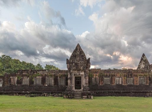 File:Ruined northern palace in the Khmer Hindu temple complex of Wat Phou  at sunset, Champasak, Laos.jpg - Wikimedia Commons