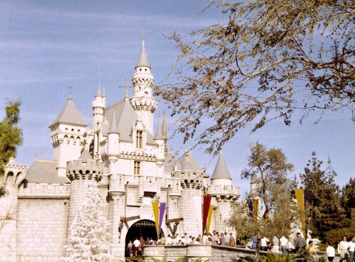 File:Sleeping Beauty's Castle, Disneyland, 11-26-1959.jpg - Wikimedia  Commons