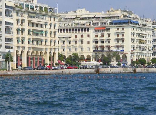 File:Paralia at Aristotelous Square Thessaloniki July 2006.jpg - Wikimedia  Commons