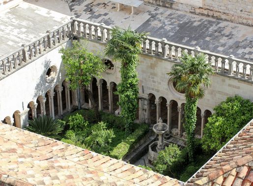 File:Cloister of the Franciscan Monastery in Dubrovnik.jpg - Wikimedia  Commons