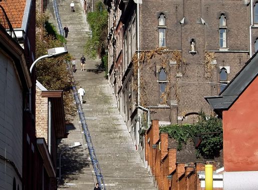 File:Montagne de Bueren - stairs - Liege 2.jpg - Wikimedia Commons