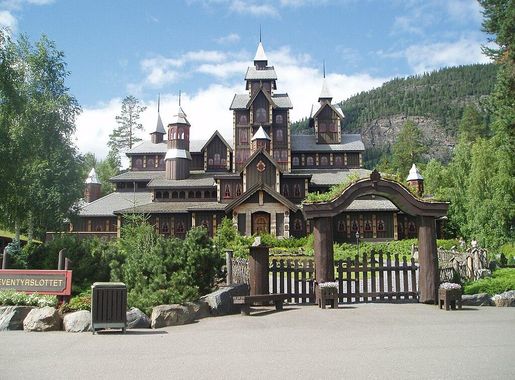 File:Hundefossen - Eventyrslottet.JPG - Wikimedia Commons