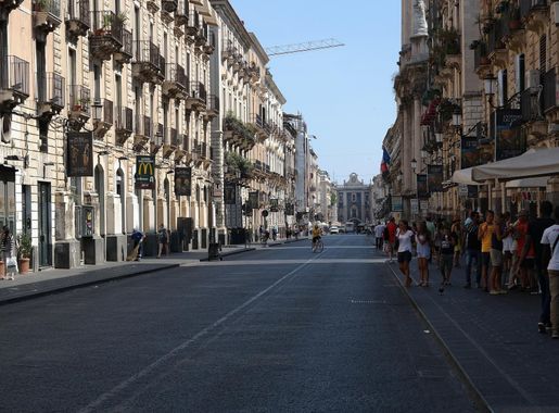 File:Catania - Via Etnea.jpg - Wikimedia Commons