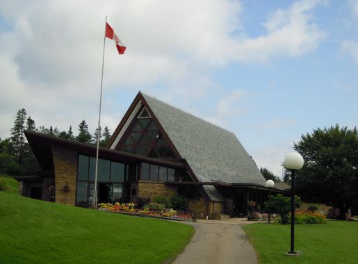File:Visitor Centre at the Alexander Graham Bell National Historic Site of  Canada.JPG - Wikimedia Commons