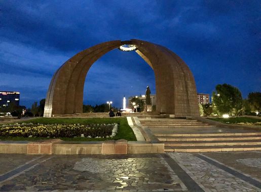 File:Victory Square, Bishkek 01.jpg - Wikimedia Commons