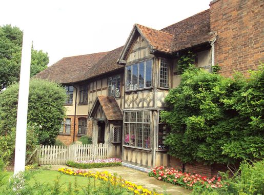 File:Shakespeare's birthplace, Stratford-upon-Avon (side view) -  DSC08945.JPG - Wikimedia Commons