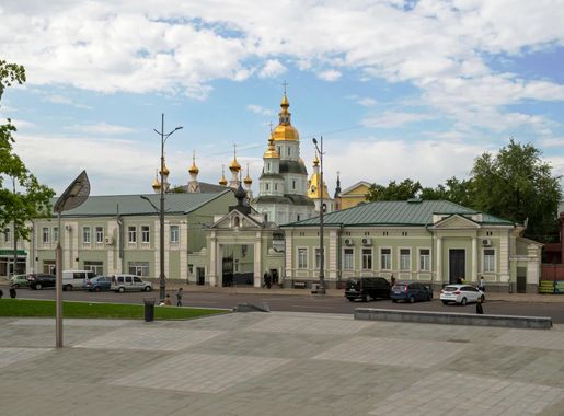 File:Pokrovskyi Monastery - View from Constitution Square in Kharkiv.jpg -  Wikimedia Commons