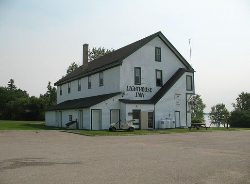 File:Hecla Island Gull Harbour Lighthouse Inn.JPG - Wikimedia Commons