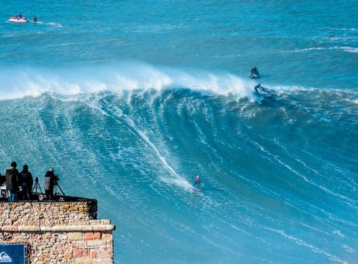 File:Praia do Norte beach - High waves - Nazaré - Portugal  (39615885300).jpg - Wikimedia Commons