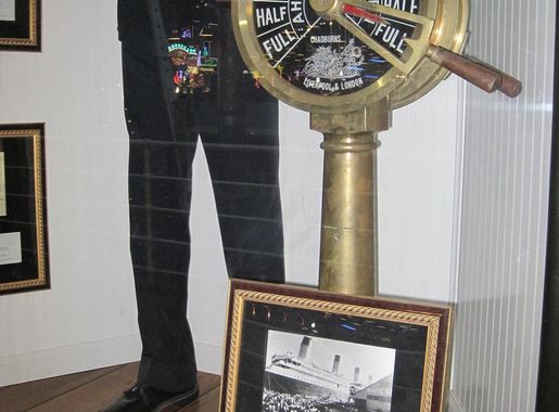 File:Hollywood Memorabilia Exhibit at Hollywood Casino Tunica MS 18.jpg -  Wikimedia Commons