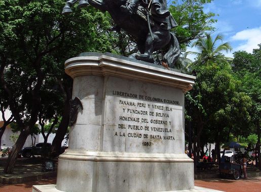 File:2019 Santa Marta - Plaza de Bolívar - Estatua ecuestre de Bolívar.jpg  - Wikimedia Commons