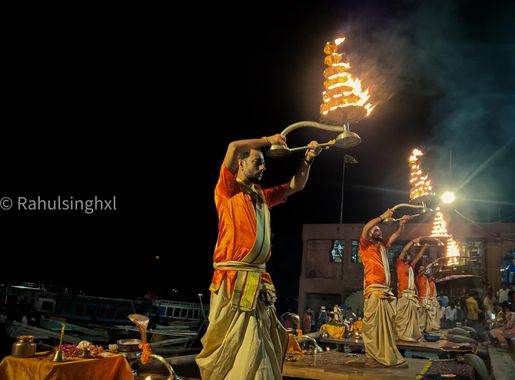 File:Ganga aarti at varanasi ghat uttar pradesh.jpg - Wikimedia Commons