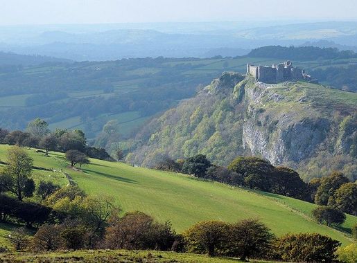 File:Carreg Cennen Castle on its crag and in its Carmarthenshire landscape,  autumn light.jpg - Wikimedia Commons