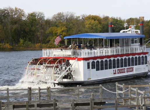 File:LaCrosseQueenLeavingDock.jpg - Wikimedia Commons