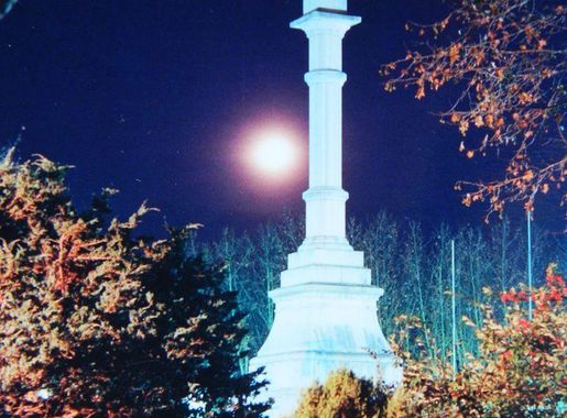 File:Monumento a Cristóbal Colón en plaza Independencia de la ciudad de  Durazno en una noche otoñal03.JPG - Wikimedia Commons