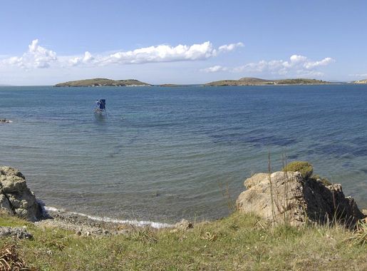 File:Foça Views from near lighthouse across bay to town and islands 6433  panorama.jpg - Wikimedia Commons
