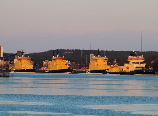 File:Swedish icebreakers in Luleå harbour.jpg - Wikimedia Commons
