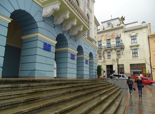 File:City Hall in Drizzle - Chernivtsi - Bukovina - Ukraine (27212152136)  (2).jpg - Wikimedia Commons