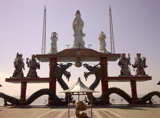 File:Guan She Yin statue of Sanggar Agung Temple, Surabaya-Indonesia.jpg -  Wikipedia